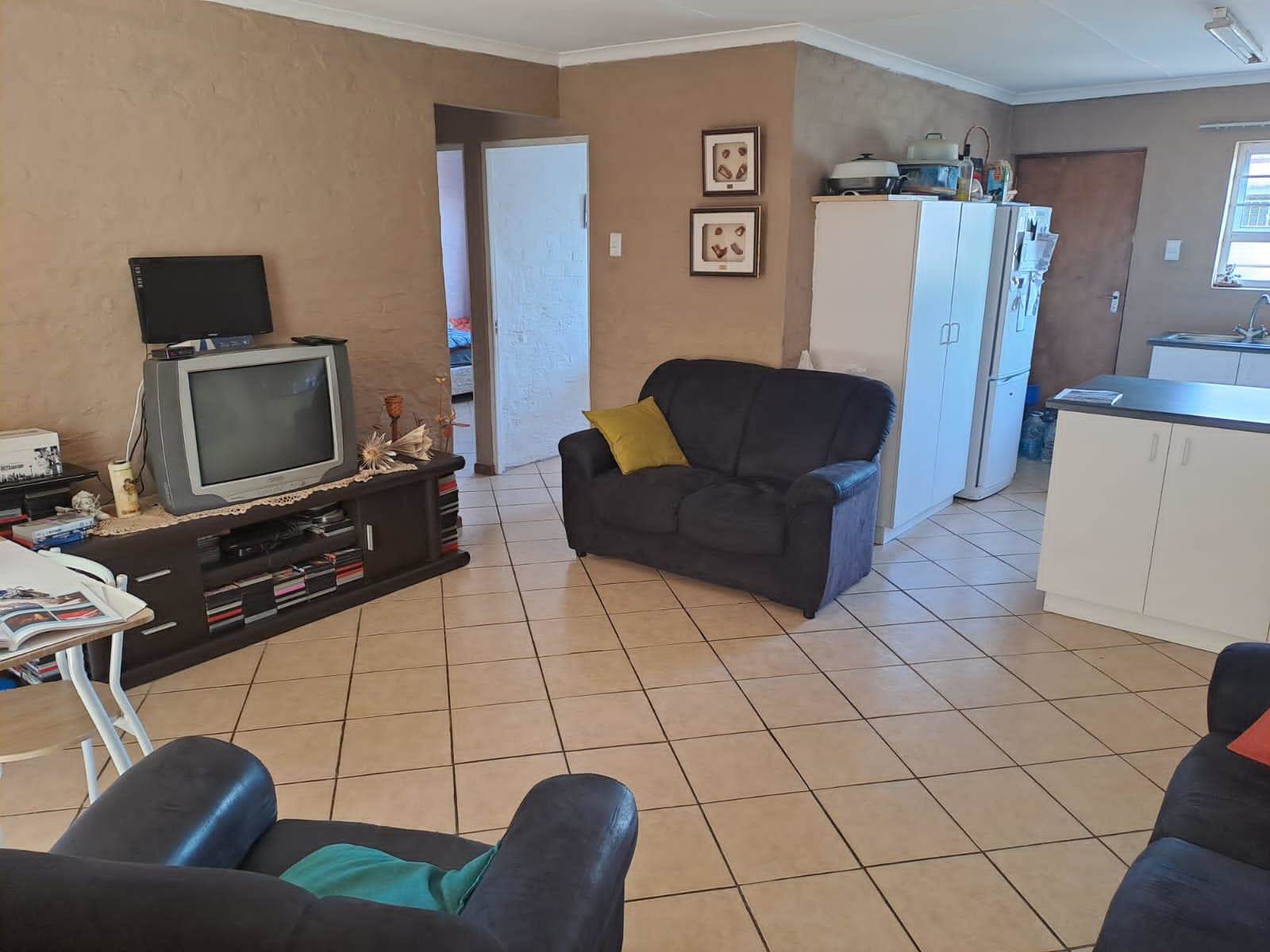 3 Bed Townhouse in Retief photo number 4