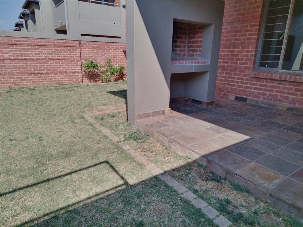 2 Bed Apartment in Pretoria West photo number 18