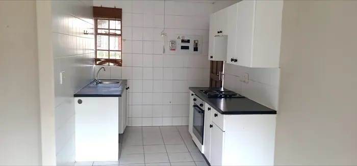 2 Bed Apartment in Roodepoort West photo number 7