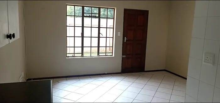 2 Bed Apartment in Roodepoort West photo number 8