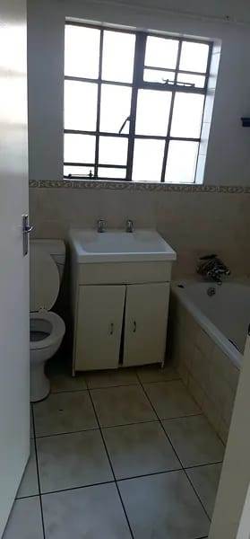 2 Bed Apartment in Roodepoort West photo number 4