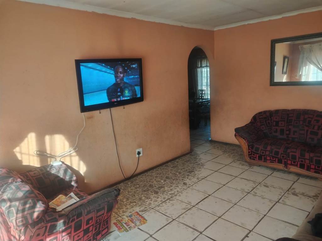 3 Bed House in Tembisa photo number 18