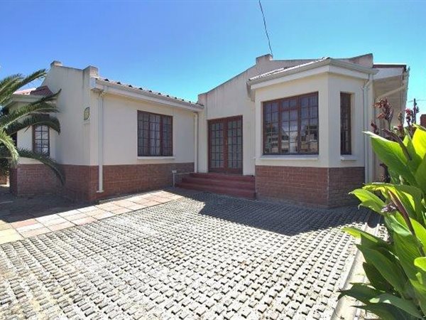 4 Bed House in Strand North