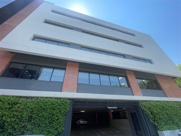 157  m² Commercial space