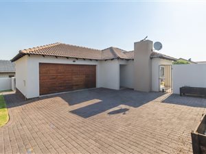 3 Bed House in Amberfield
