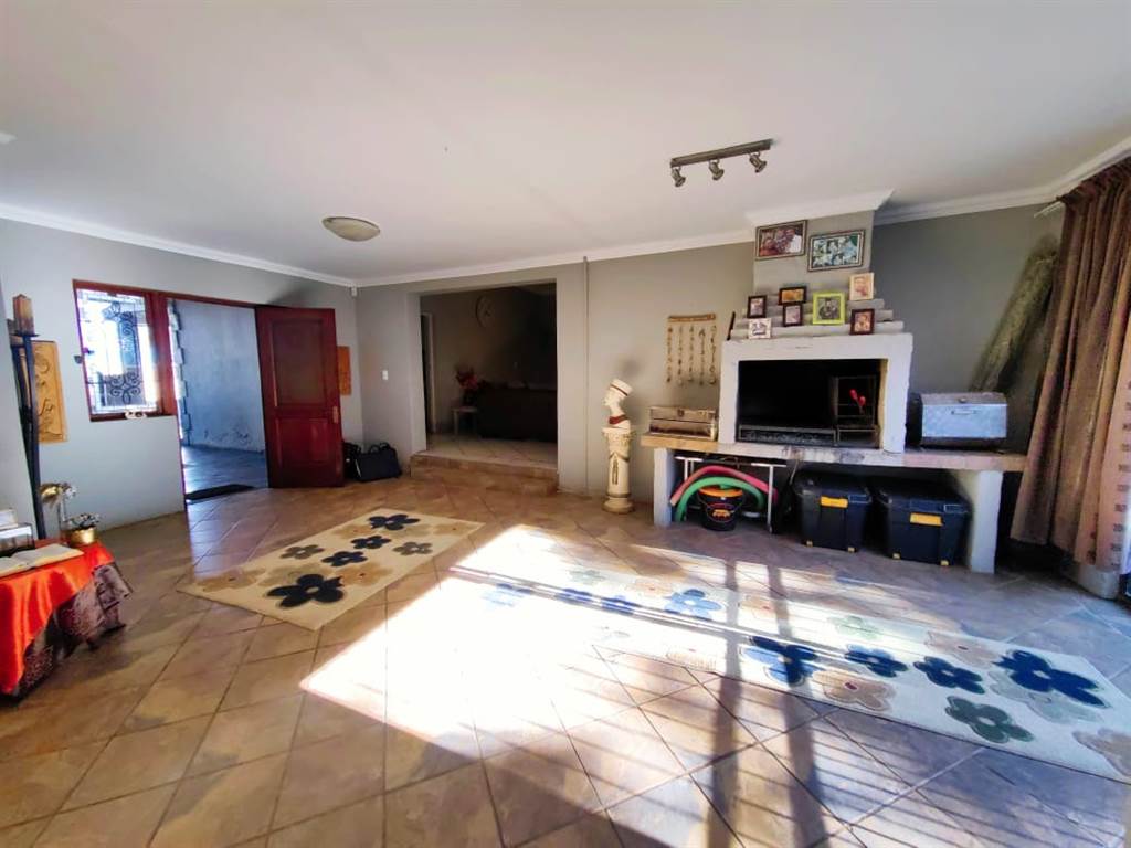4 Bed House in Potchefstroom Central photo number 7