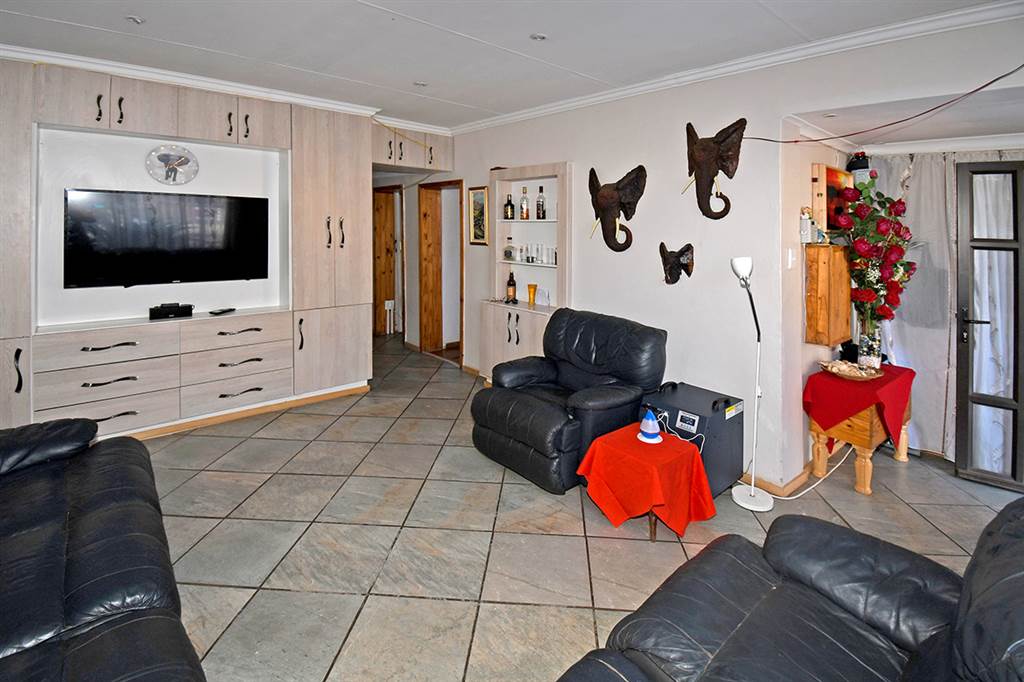 3 Bed House in Bezuidenhout Valley photo number 3