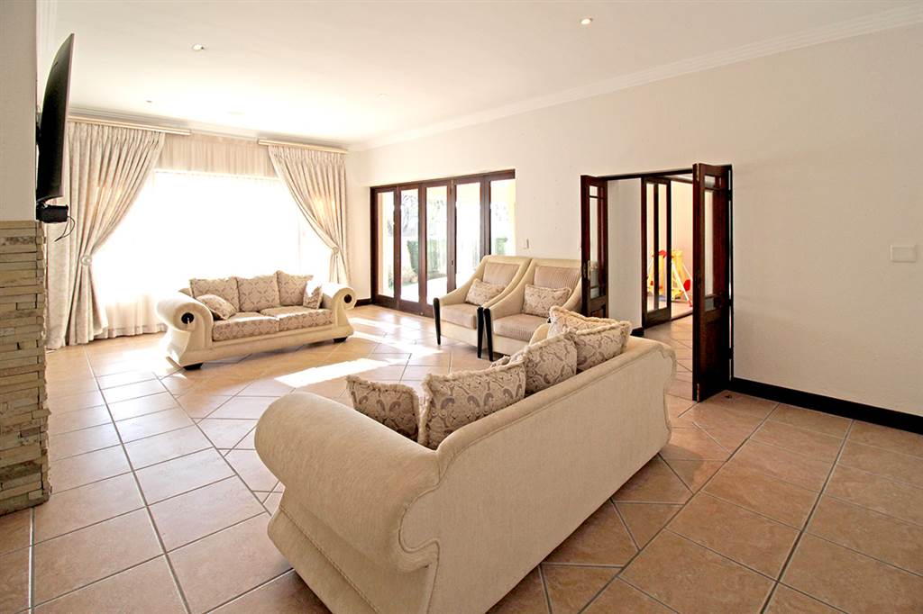 6 Bed House in Broadacres photo number 5