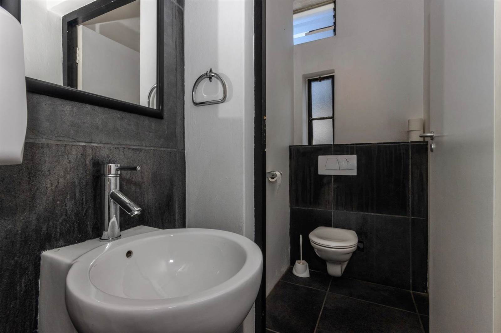 5 Bed Apartment in Cape Town City Centre photo number 22