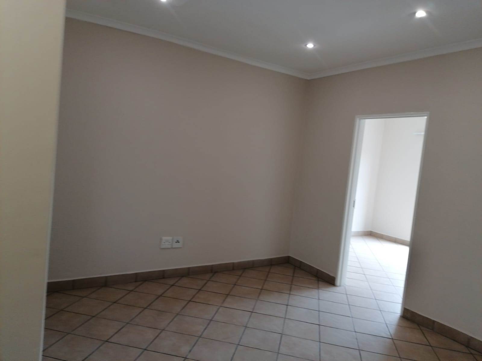 1 Bed Apartment in Sonheuwel photo number 12