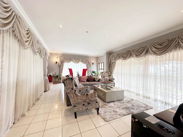 6 Bed House in Northcliff photo number 17