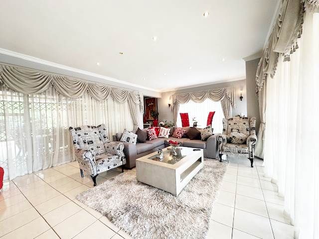 6 Bed House in Northcliff photo number 2