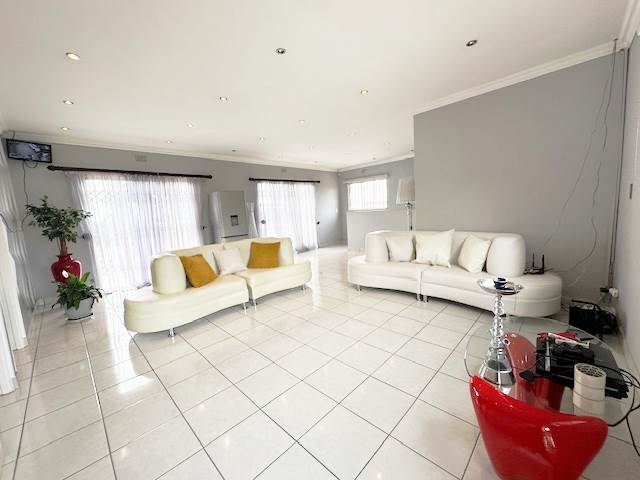 6 Bed House in Northcliff photo number 19
