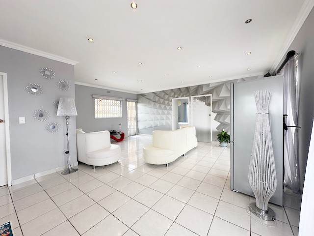 6 Bed House in Northcliff photo number 18