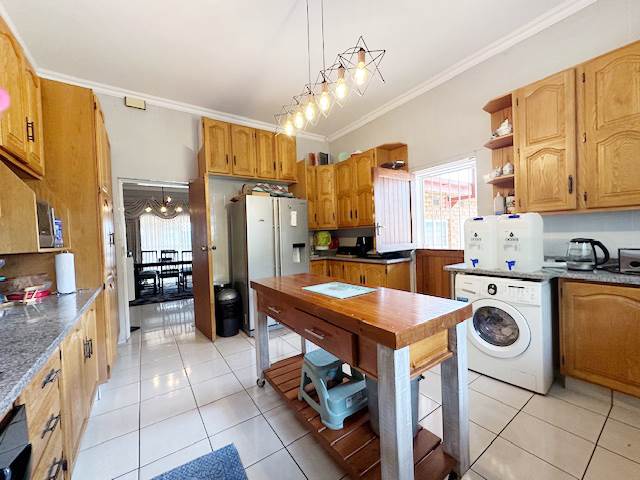 6 Bed House in Northcliff photo number 13