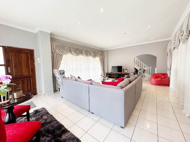 6 Bed House in Northcliff photo number 16