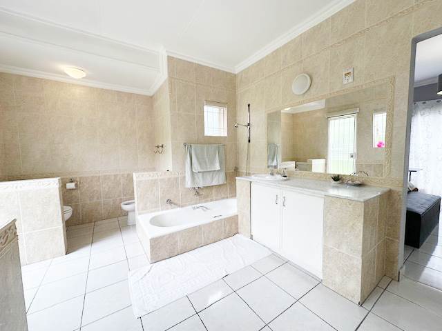 6 Bed House in Northcliff photo number 29