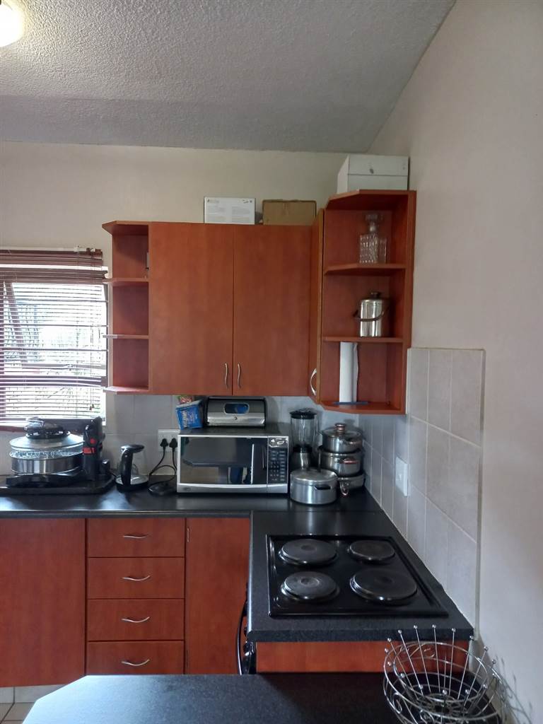 2 Bed Apartment in Flamwood photo number 3