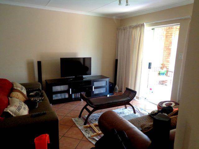 3 Bed Townhouse in Mooikloof Ridge photo number 4