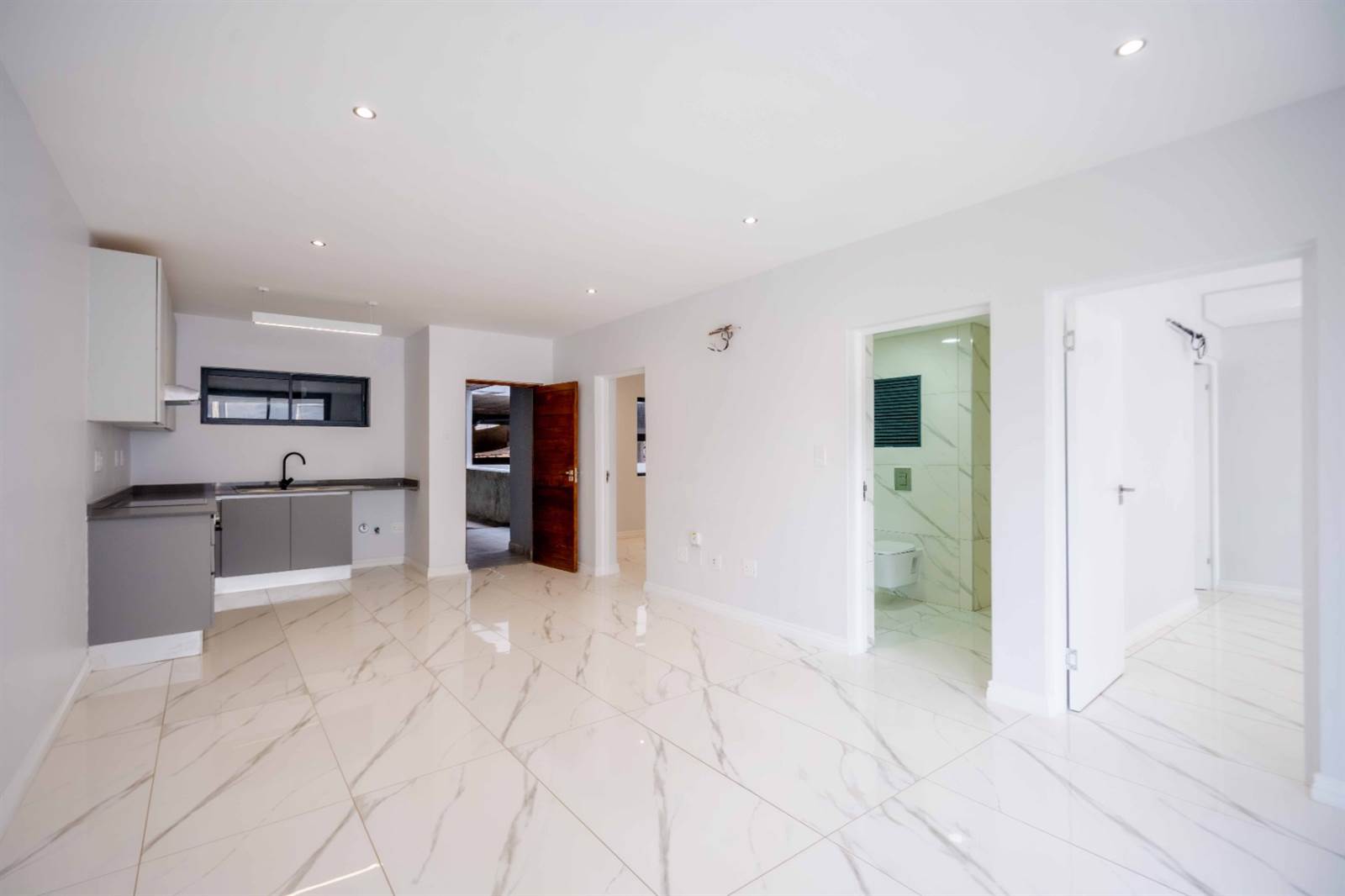 2 Bed Apartment in Windermere photo number 7