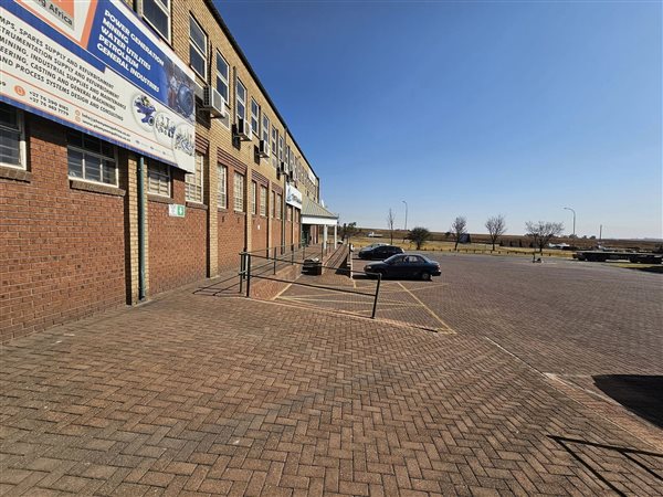 32  m² Commercial space