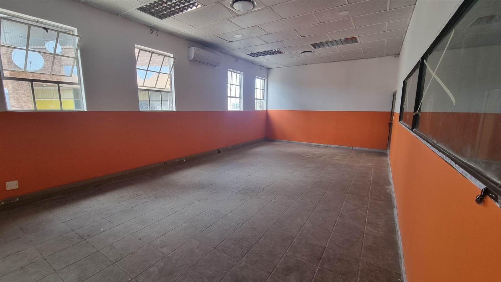 985  m² Commercial space in Nelspruit Central photo number 12
