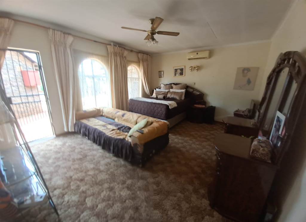 4 Bed House in Carletonville photo number 11