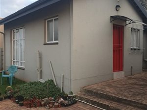 Bachelor apartment in Birchleigh North
