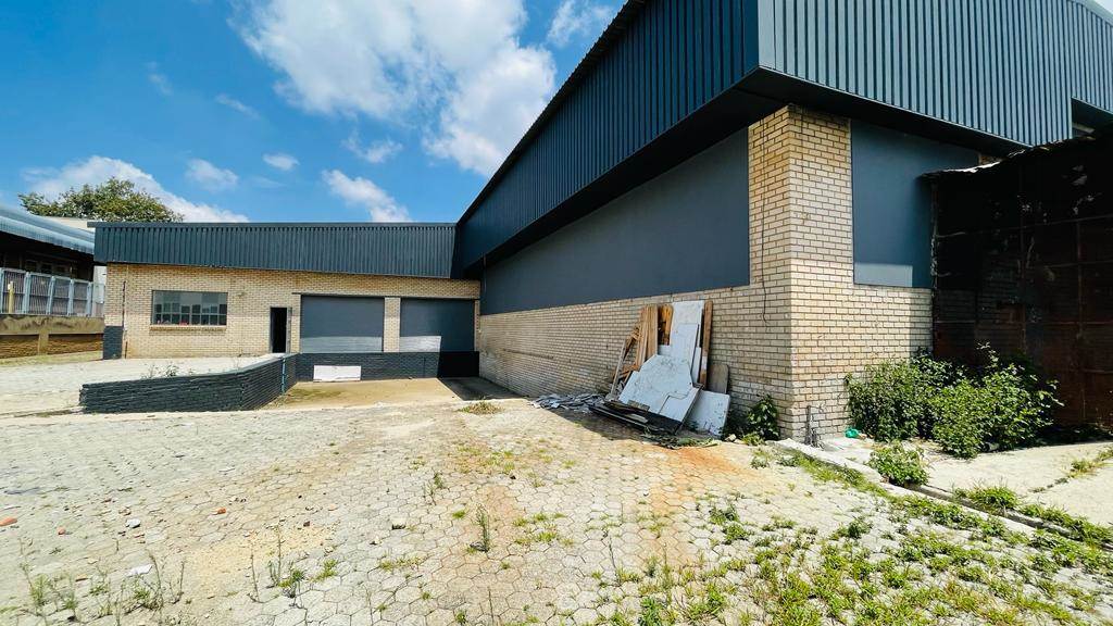 1025  m² Industrial space in Robertville photo number 2