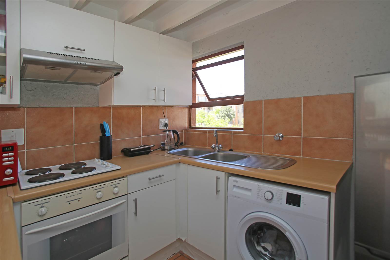 1 Bed Apartment in Sunninghill photo number 2