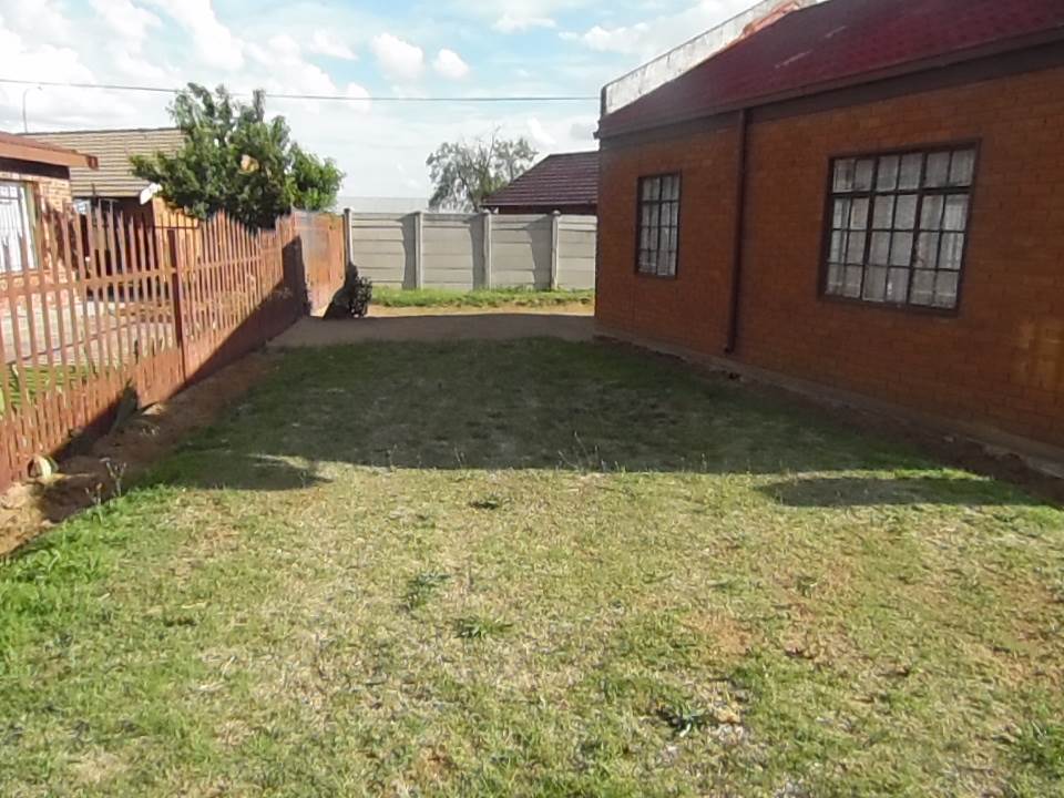 2 Bed House in Thabong photo number 11