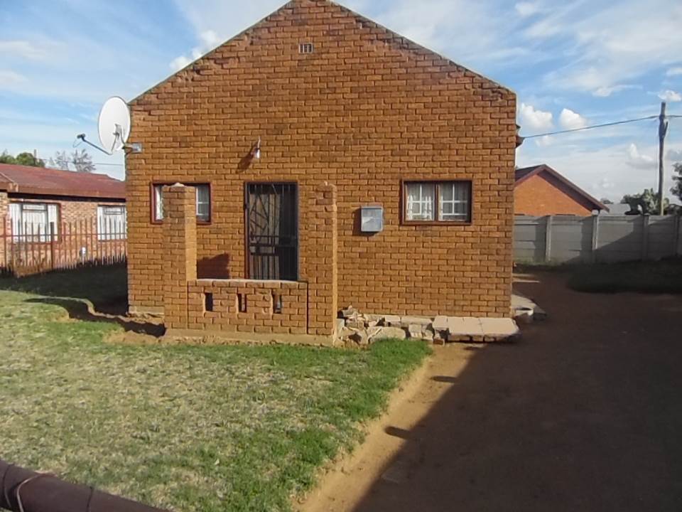 2 Bed House in Thabong photo number 1