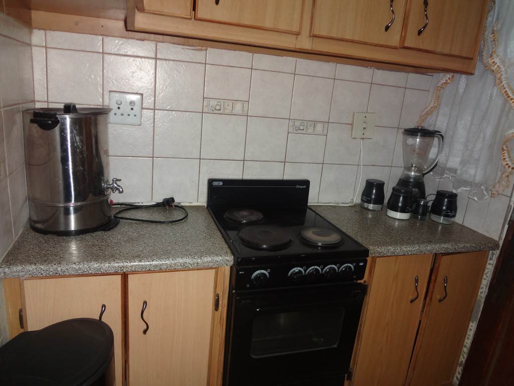 2 Bed House in Thabong photo number 2