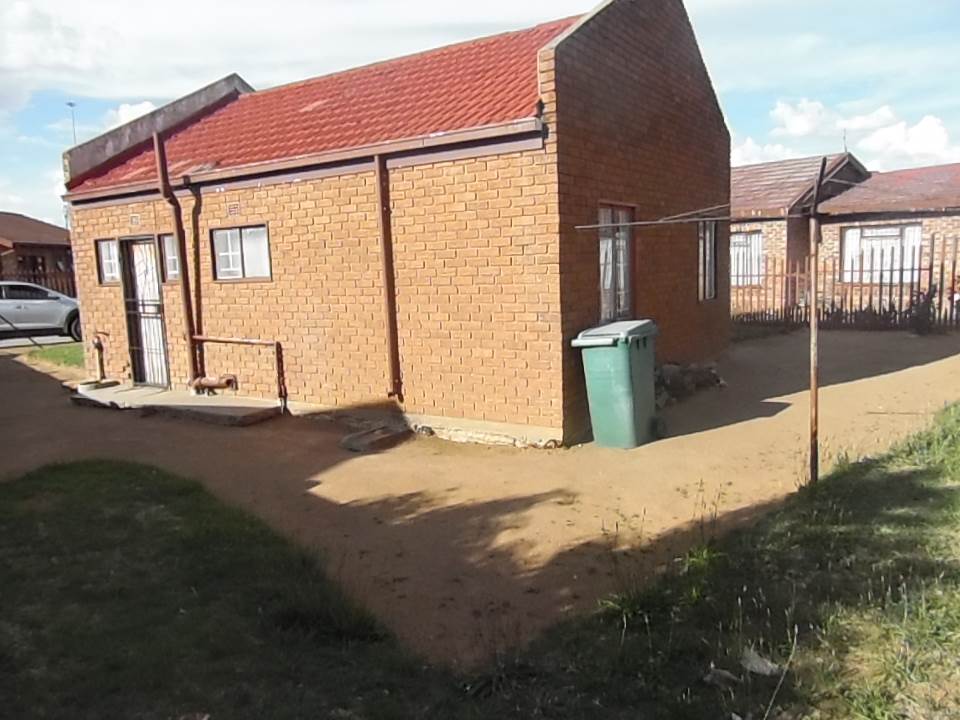 2 Bed House in Thabong photo number 9