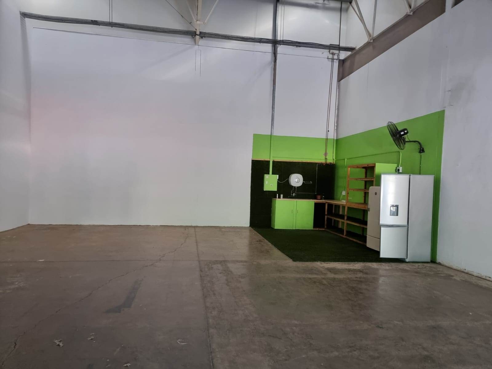 200  m² Industrial space in Montana photo number 4