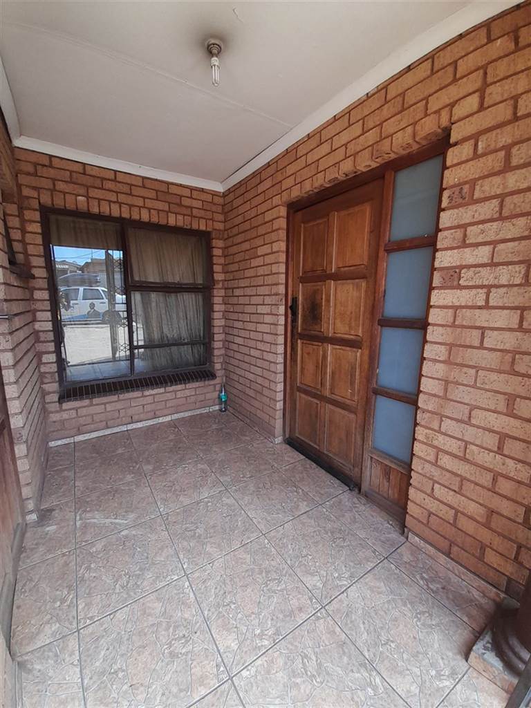 5 Bed House in Atteridgeville photo number 3