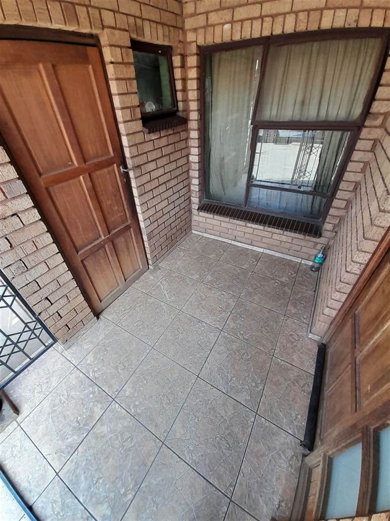5 Bed House in Atteridgeville photo number 4