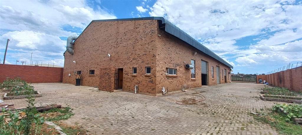 1482  m² Commercial space in Clayville photo number 2