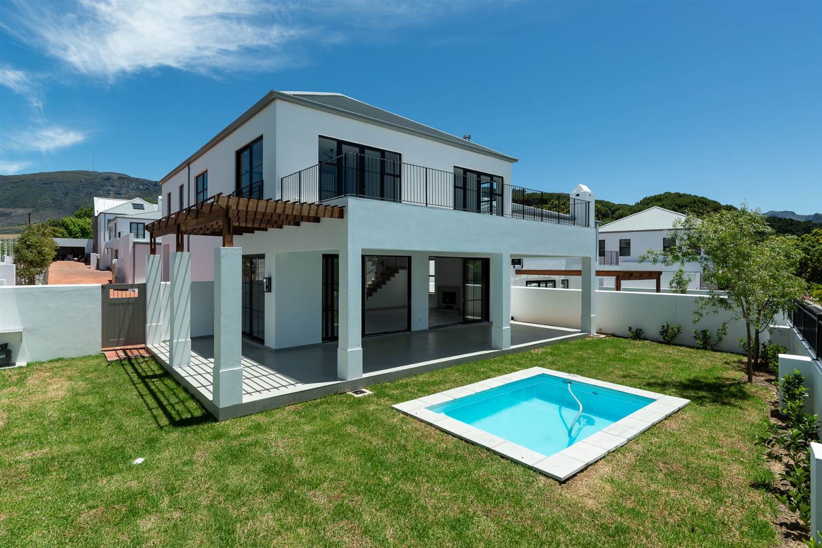 4 Bed House in Constantia Upper  photo number 2