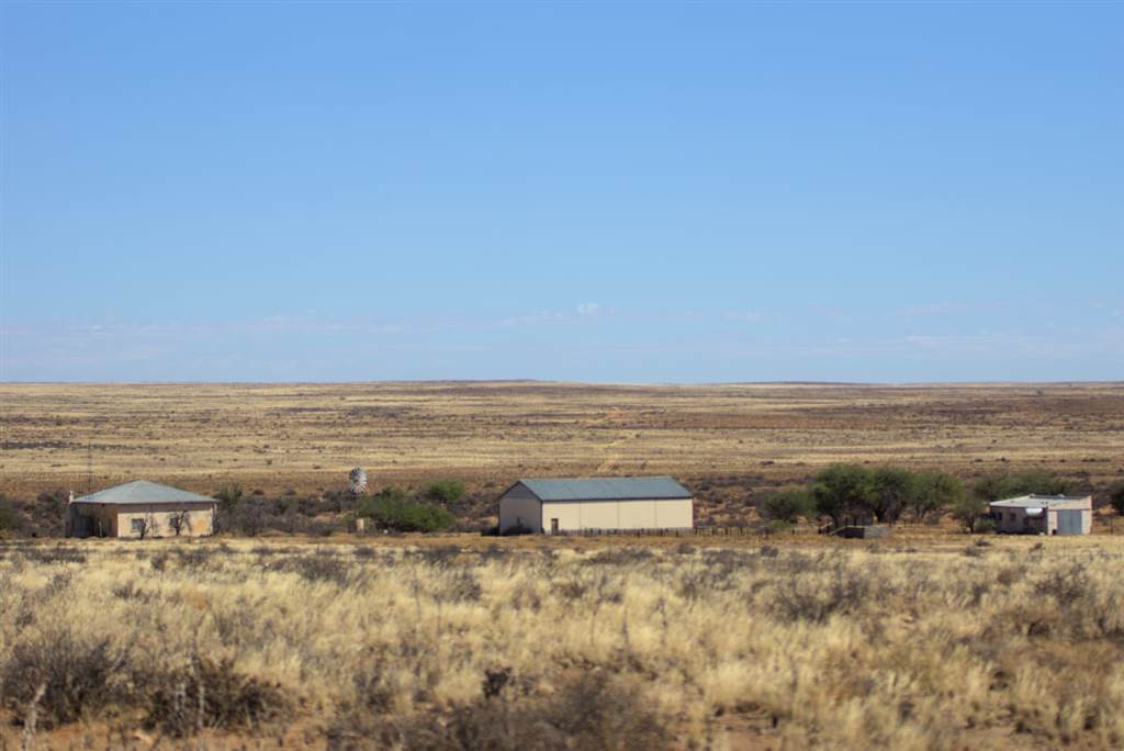 7685 ha Farm in Loeriesfontein photo number 3