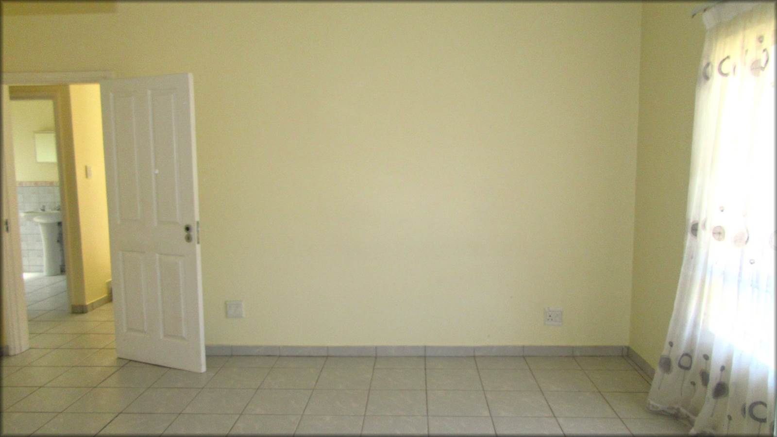 3 Bed Townhouse in Uvongo photo number 8