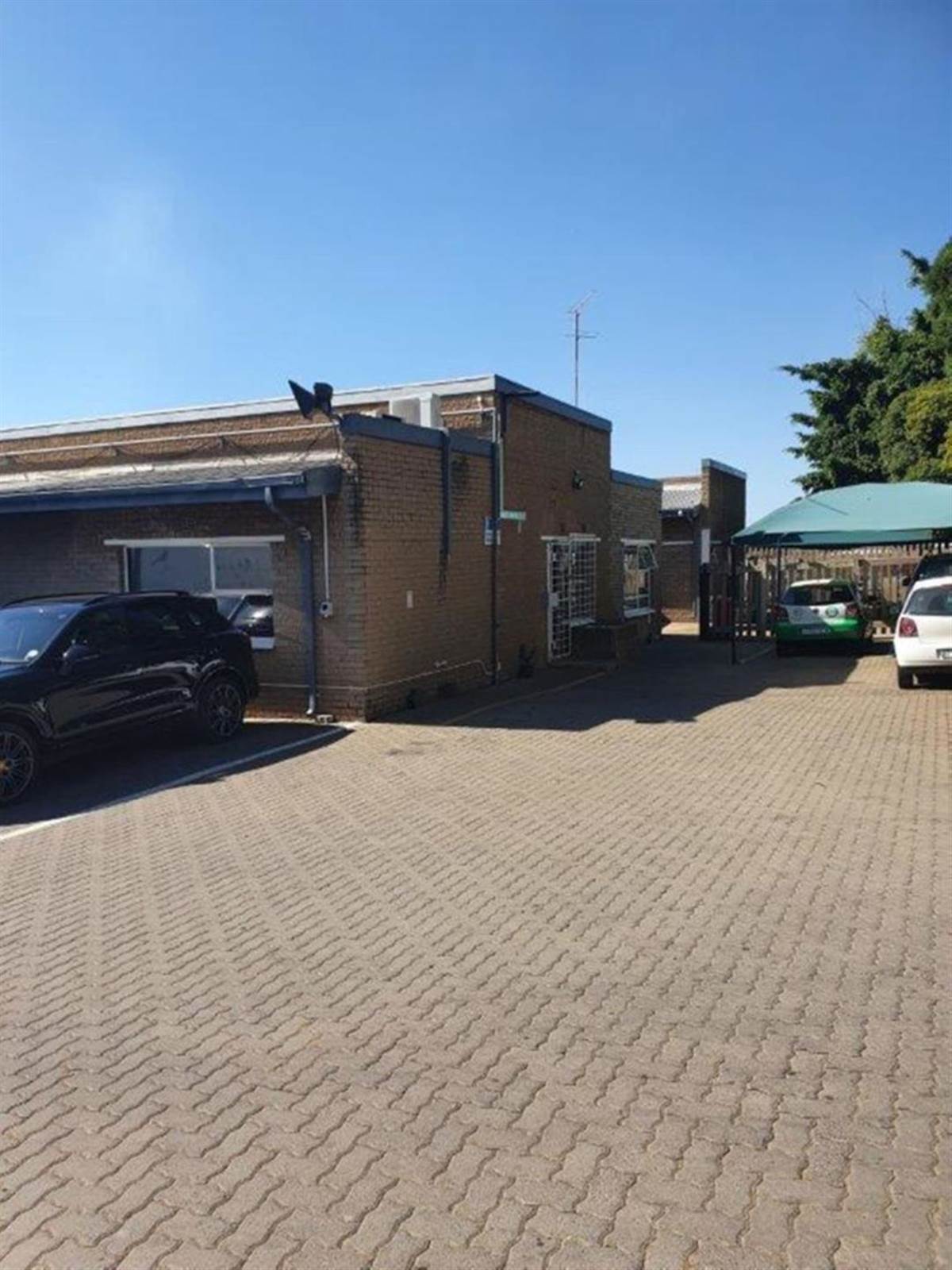 1856  m² Industrial space in Clayville photo number 1