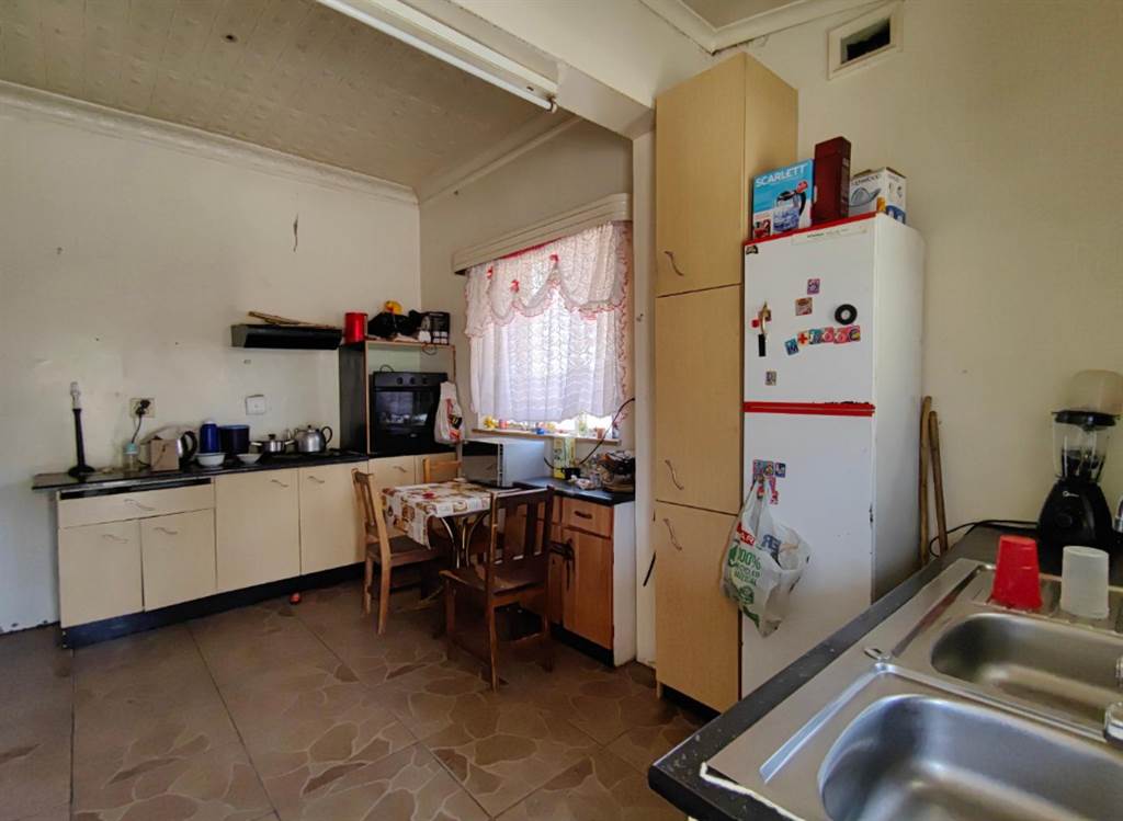4 Bed House in Turffontein photo number 4