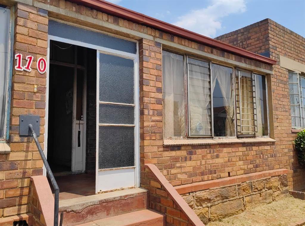 4 Bed House in Turffontein photo number 2