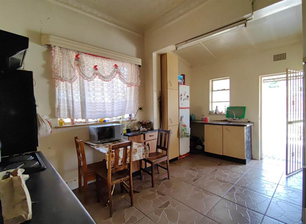 4 Bed House in Turffontein photo number 5