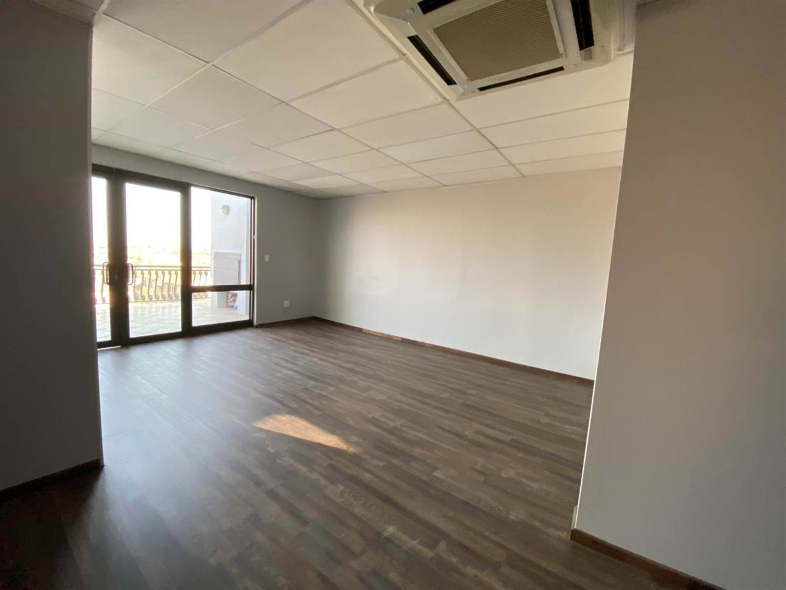 123  m² Office Space in Route 21 Business Park photo number 9