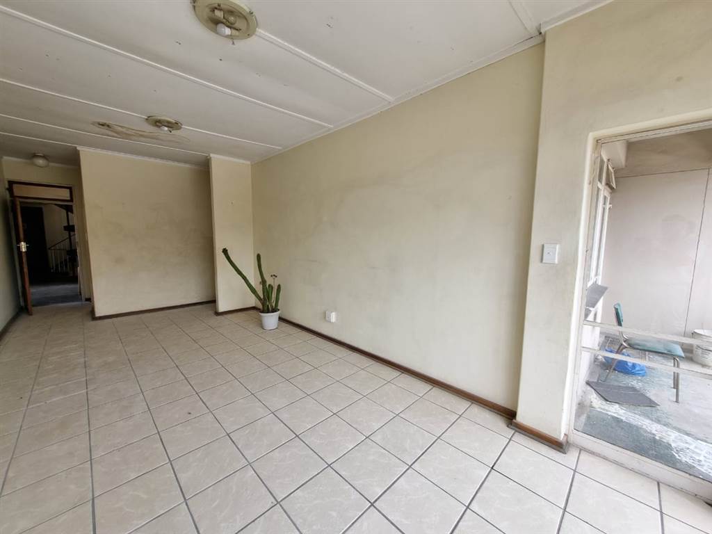 2 Bed Apartment in Bloemfontein photo number 3
