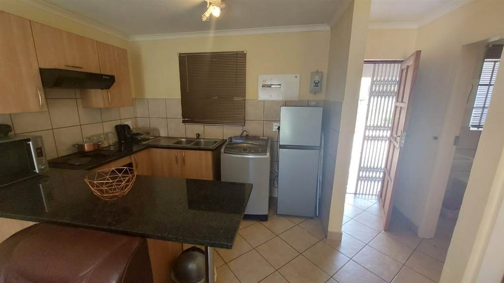 1 Bed Apartment in Waterval East photo number 5