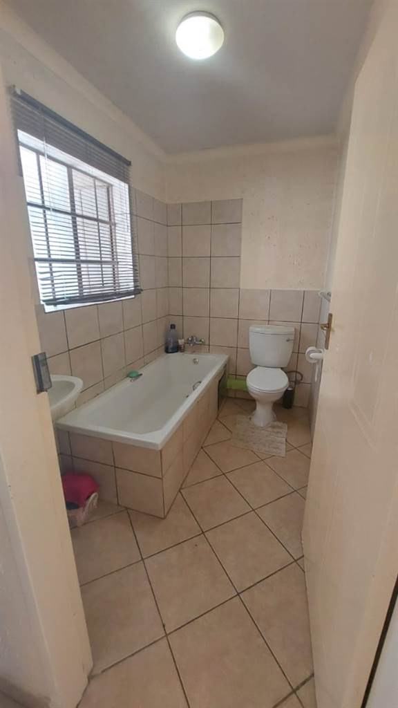 1 Bed Apartment in Waterval East photo number 11