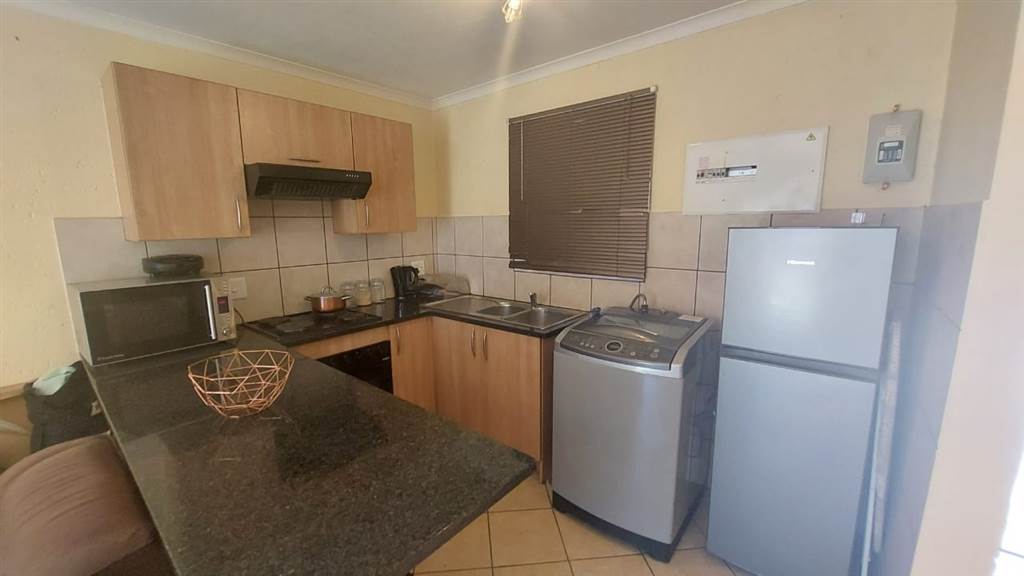 1 Bed Apartment in Waterval East photo number 4